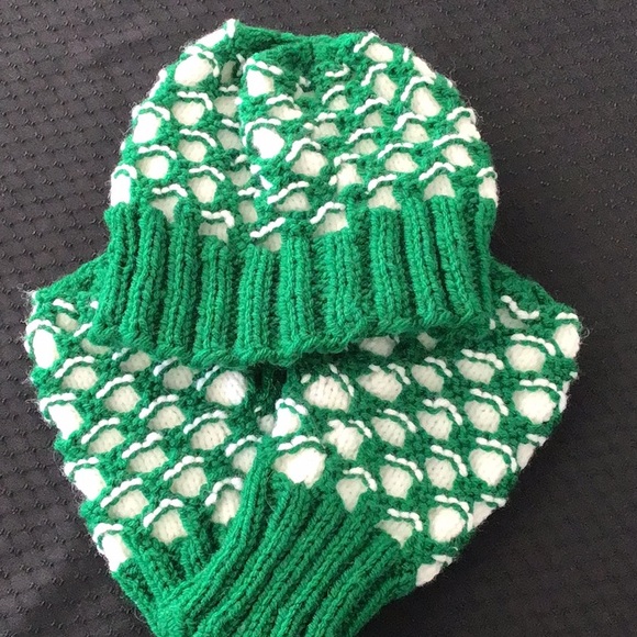 Homemade hat and mittens - Picture 1 of 3